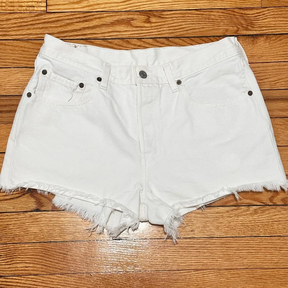 Levi's 501 White Mid Rise Frayed Hem Denim Jean Shorts Button Fly Size W30 - Picture 3 of 9